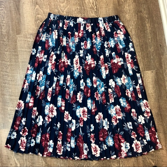 Banana Republic Dresses & Skirts - Banana Republic Pleated Midi Skirt